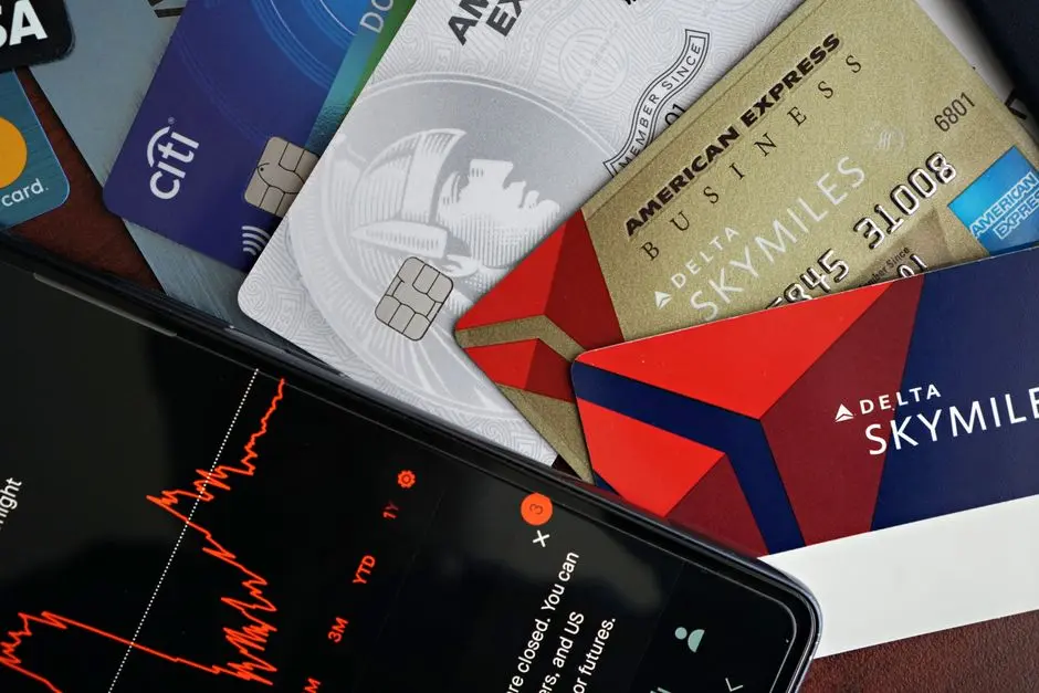Ilustrasi kartu kredit dan buku catatan keuangan